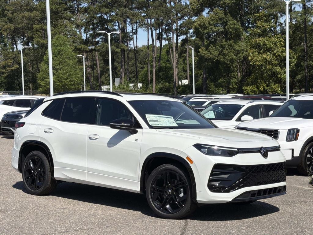2026 Volkswagen Tiguan 2.0T SE R-Line Black's photo