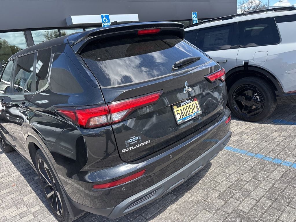 2022 Mitsubishi Outlander ES